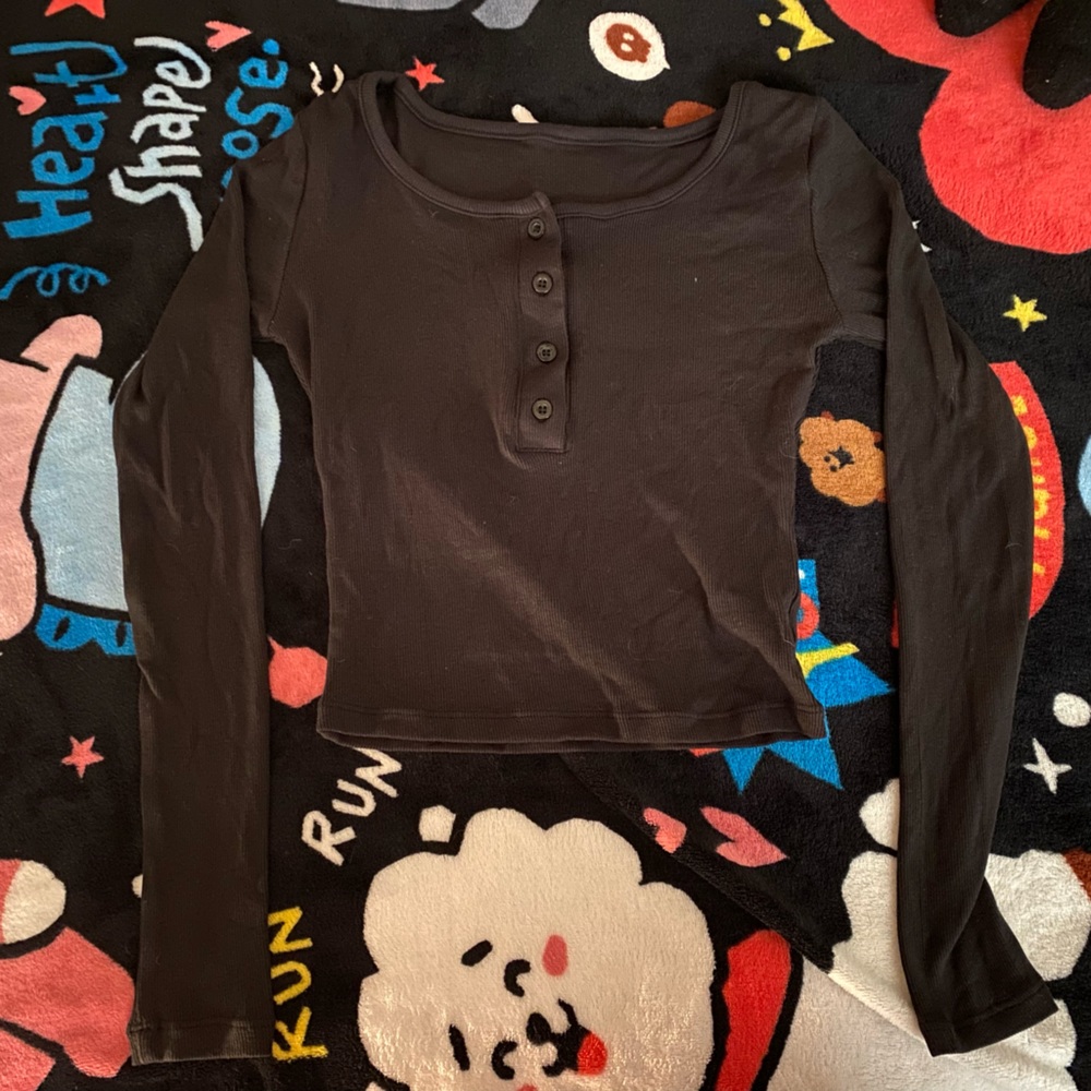 black long sleeve henley tee
